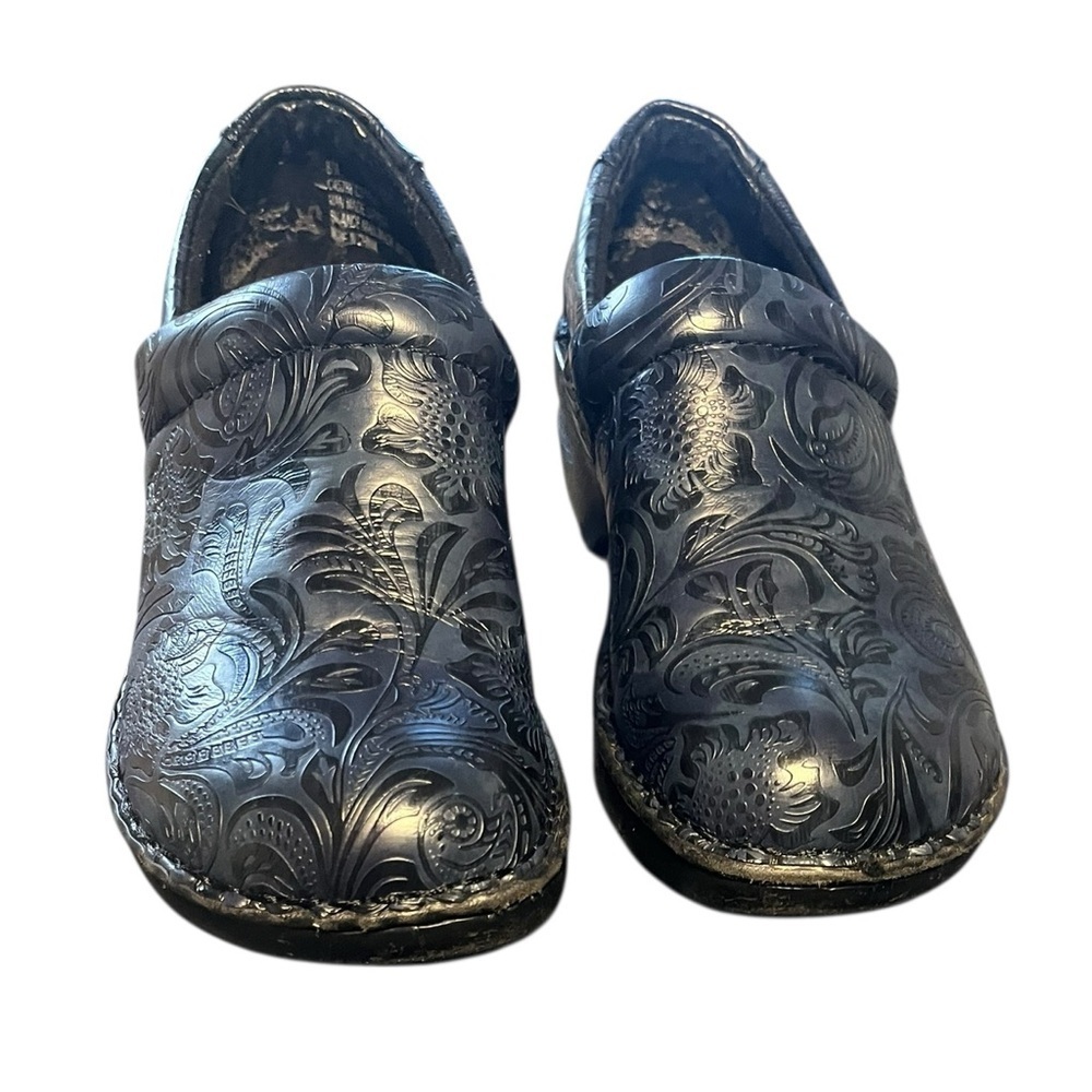 b.ø.c Navy Embossed Leather Clogs Floral Size 8 Teacher Campus Comfy Shoes